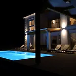 Vila Sunset Sea View 8 *